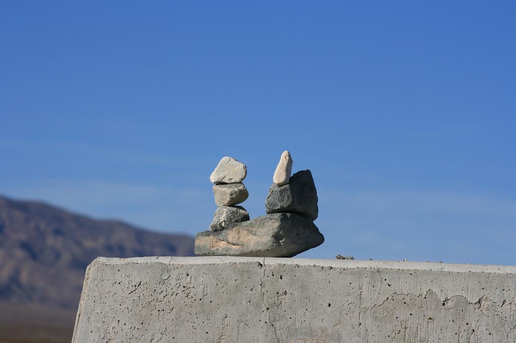 20081021 death valley 023.jpg - Death Valley - Why do people leave stones on signs?